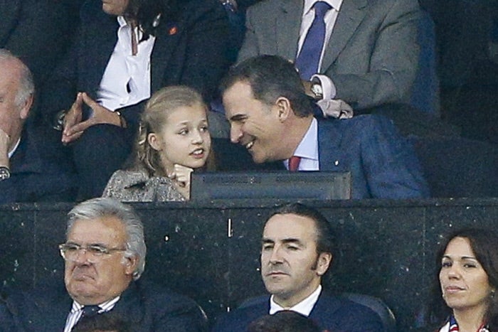 La Princesa Leonor acompañó a Don Felipe a la final de la Copa del Rey que enfrentó al Real Madrid y al Atlético de Madrid. La pequeña no perdió detalle del partido de fútbol, y no dudó en comentar con su padre e incluso con Vicente del Bosque los lances del juego. Seguro que cuando terminó el encuentro, consoló al Rey, seguidor confeso del Atleti...