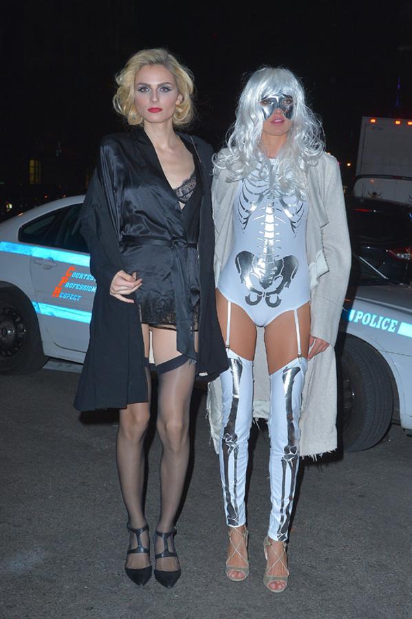 La modelo Andreja Pejic llegó junto a una amiga a la fiesta de Halloween 2016 que organizó Heidi Klum.