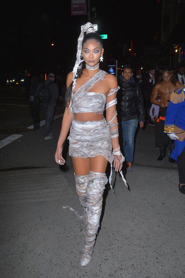 La modelo Chanel Iman fue una de las invitadas a la fiesta de Halloween 2016 de Heidi Klum. Aquí la vemos disfrazada de... ¿Momia sexy?