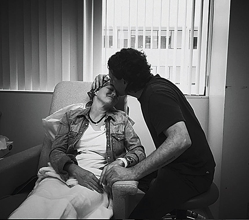 Shannen Doherty con su marido en una sesión de quimio.