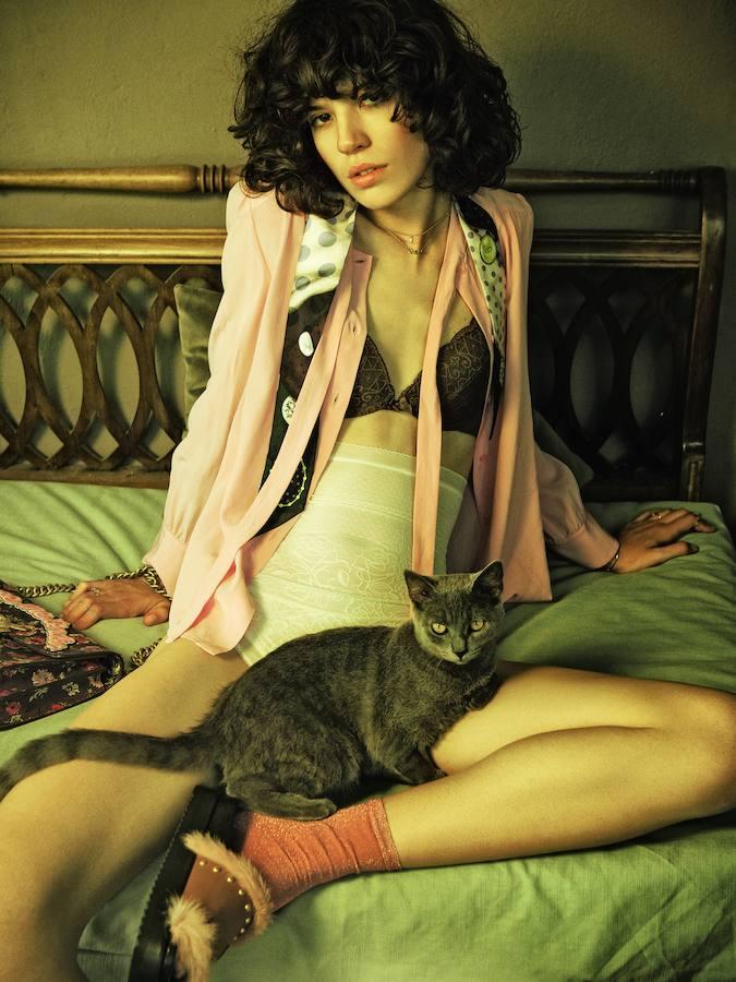 Blusa de M Missoni con un pañuelo de Dior. Sujetador de Énfasis y braguita alta de Triumph. Calcetines, zapatillas y bolso de Pinko. Las joyas son diseños de Tous. En el rostro, mascarilla Orexcellence de Decléor con ingredientes activos para aumentar la luminosidad.