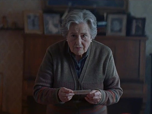 Carmina, en el momento de descubrir que su décimo ha sido el 'premiado' en el sorteo de 2016.