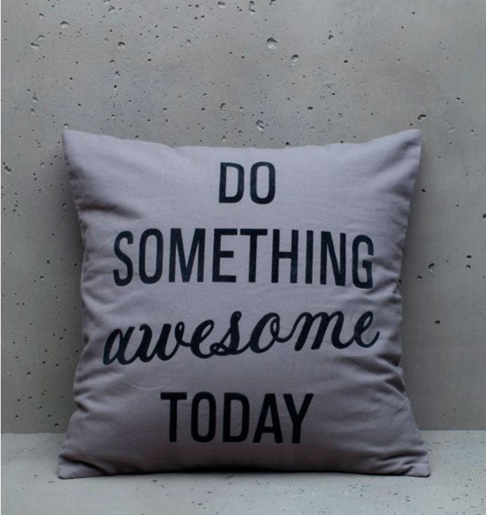 Cojín "Do something awesome today" de Stradivarius (Precio: 12'95€)