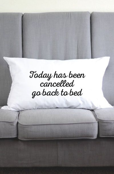 Cojín con frase de humor: "Today has been cancelled go back to bed" de Amazon (13'92€)