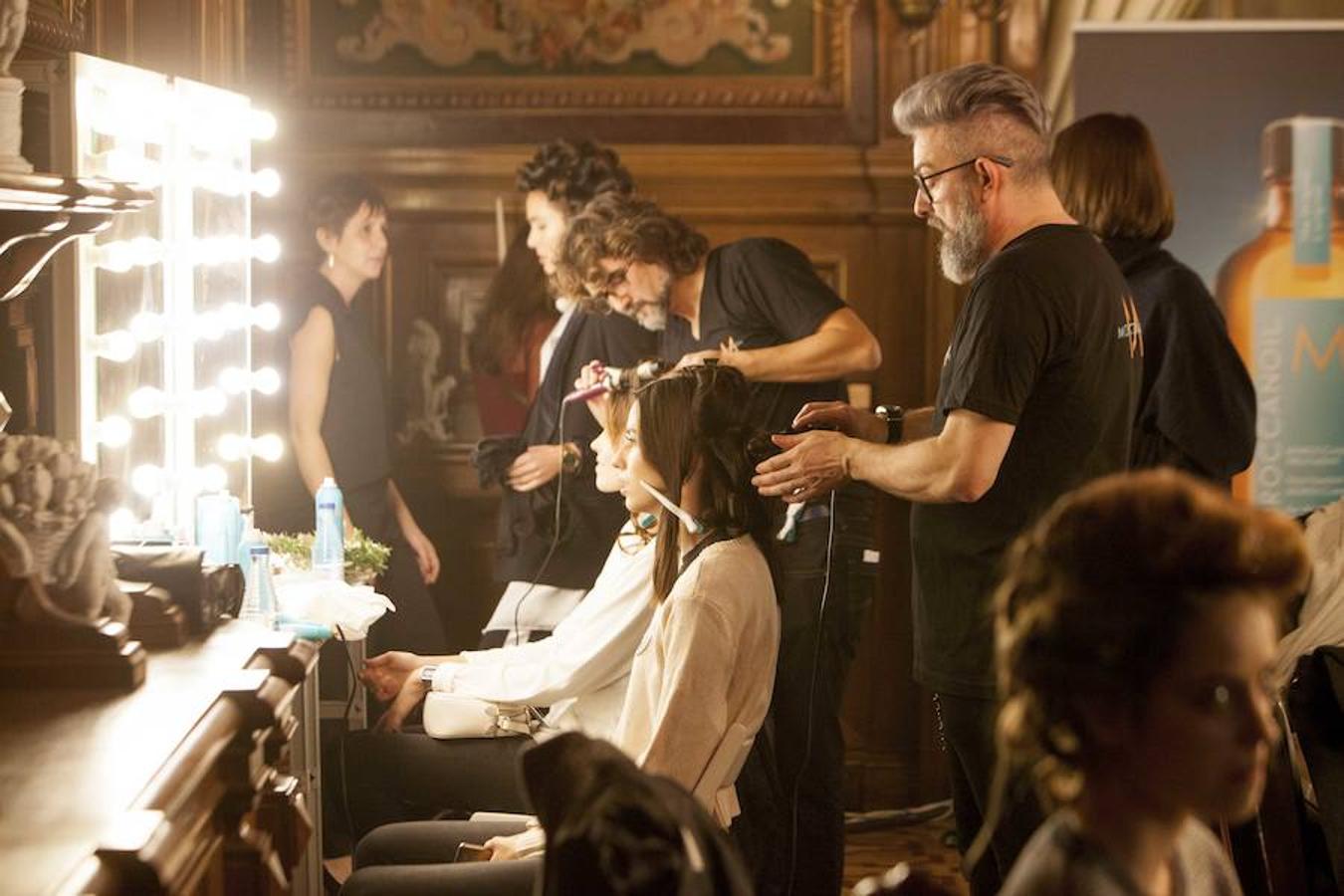 Los estilistas de Moroccanoil trabajando en el backstage del desfile de Novias Couture, momentos antes.