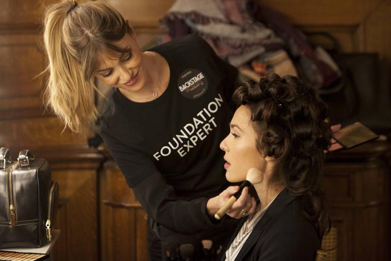 Pieles perfectas, mejillas rosadas, mirada profunda con sombras nude y abundante máscara de pestañas y labios nude, así fue el maquillaje que eligió Bobbi Brown para que las modelos brillaran en la pasarela.