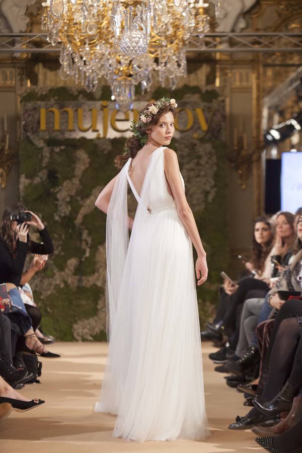 Un modelo súper romántico con un bonito escote en la espalda de ¡Oh que luna en el desfile de Novias Couture de Mujerhoy.
