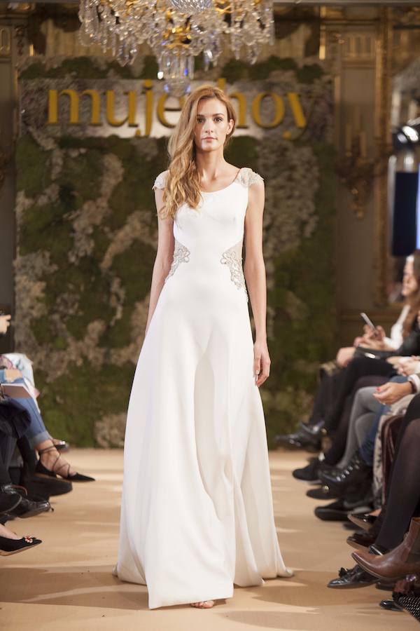 La diseñadora Alicia Rueda arrancó el desfile de Novias Couture con este elegante modelo.