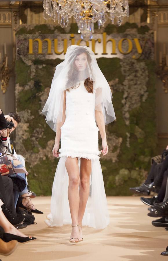 Un sexy modelo con cola larga y mini falda de Alicia Rueda en el desfile de Novias Couture.