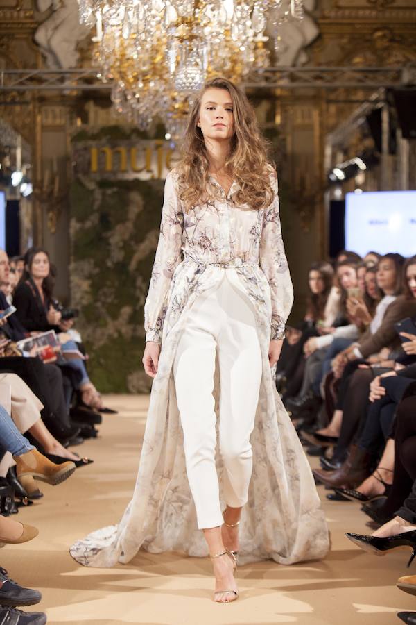 La última propuesta de Alicia Rueda en Novias Couture fue este bonito conjunto de pantalón y sobre vestido con cola.