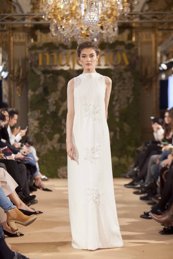 Un sencillo modelo sin mangas con detalles florales de Colour Nude.