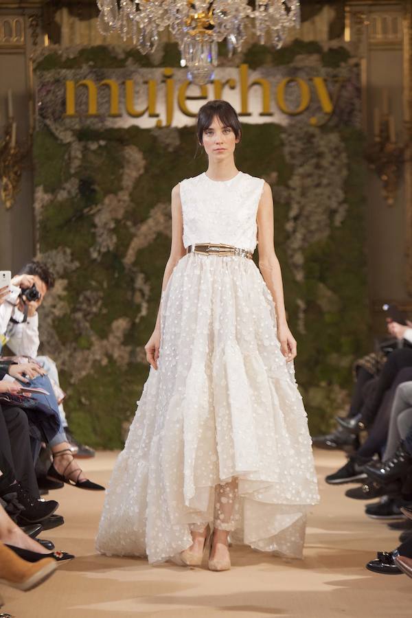 Romántico modelo con una falda con vuelo y detalles florales de Colour Nude.