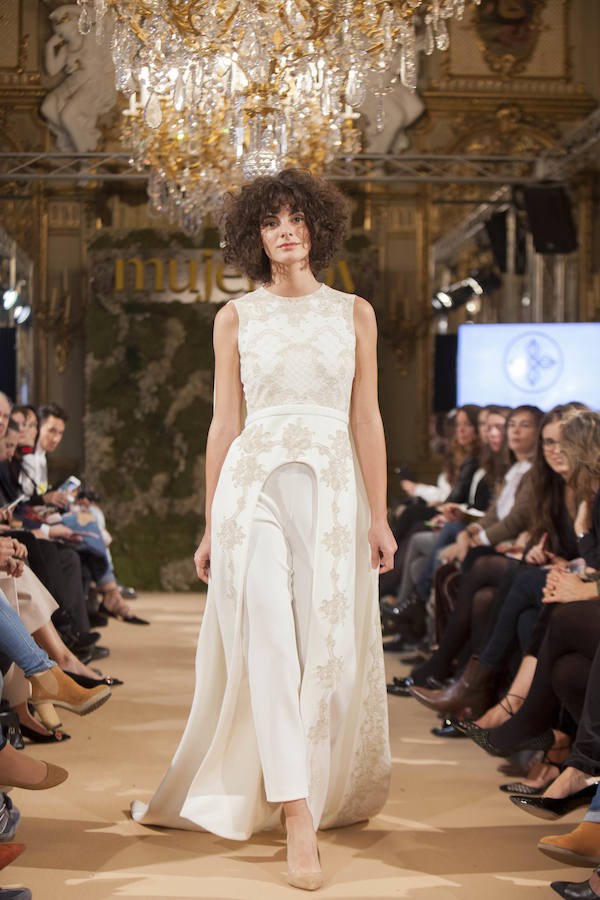 El último modelo de Colour Nude fue un original traje de pantalón y sobrevestido con cola y bordados florales.