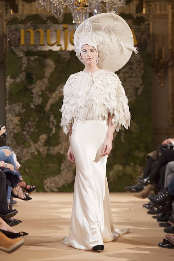 Espectacular vestido para novias de Isabel Zapardiez en Novias Couture de Mujerhoy.