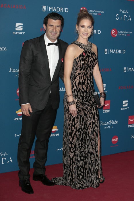 La ex modelo apostó por un diseño muy sexy con escote halter joya y estampado 'print animal'.