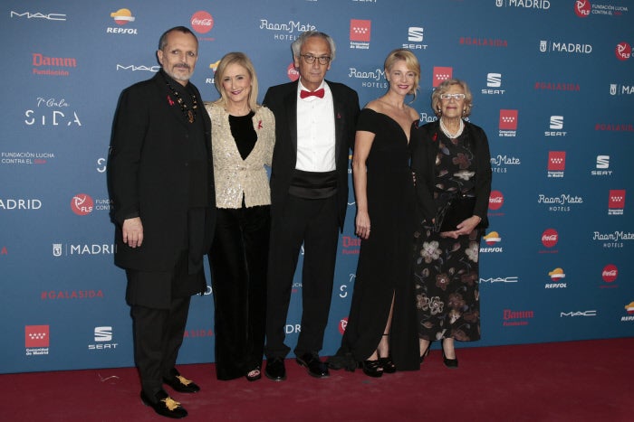 La Presidenta de la Comunidad de Madrid y la Alcaldesa, junto a Miguel Bosé, Belén Rueda y el Dr. Bonaventura Clotet.