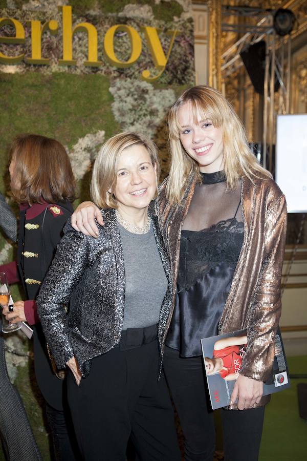 La directora de Mujerhoy, Charo Carrera, posa con la influencer Almudena Lapique después del desfile de Novias Couture.