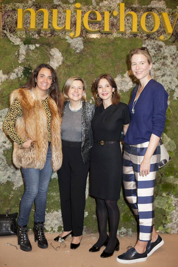 La bloguera y colaboradora de Mujerhoy, María León (a la derecha) también estuvo presente en el desfile de Novias Couture. En la imagen posa con Laura Ruiz de Galarreta, Charo Carrera yotra invitada.