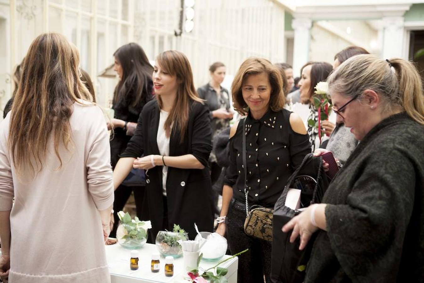 En el stand de Narciso Rodríguez las invitadas probaron los perfumes de la firma, y recibieron los consejos para elegir el aroma más indicado para el día de la boda.