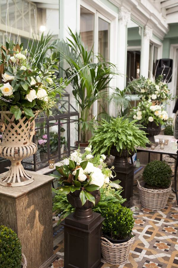 Además de decorar el Palacio de Fernán Núñez para que brillará aún más, Wedding Planner montó un pequeño jardín en Novias Couture y regaló rosas a todas las invitadas.