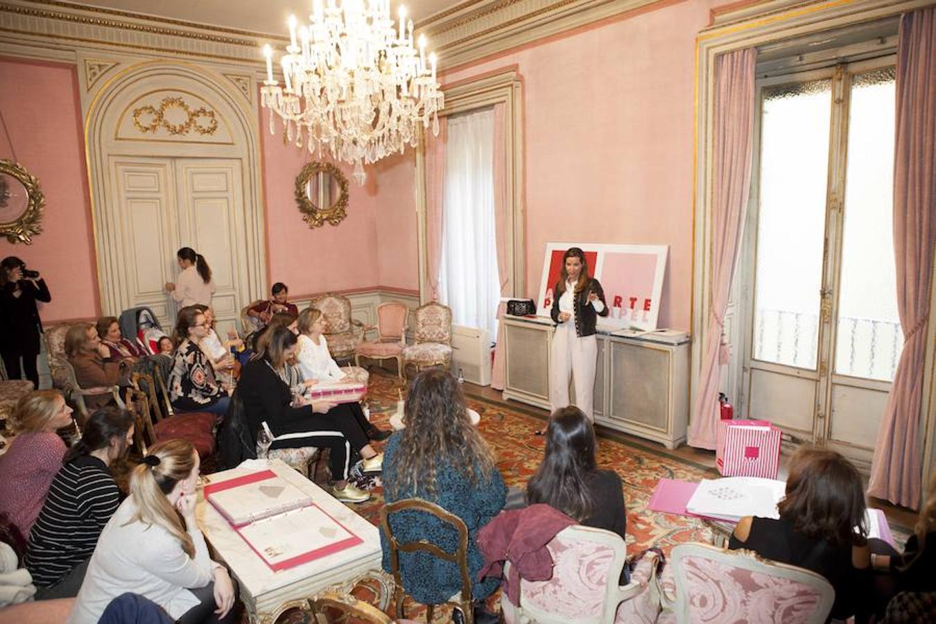 Los expertos de Arte con Papel ofrecieron un taller sobre cómo elegir las invitaciones y otros elementos de papelería, necesarios para las bodas.