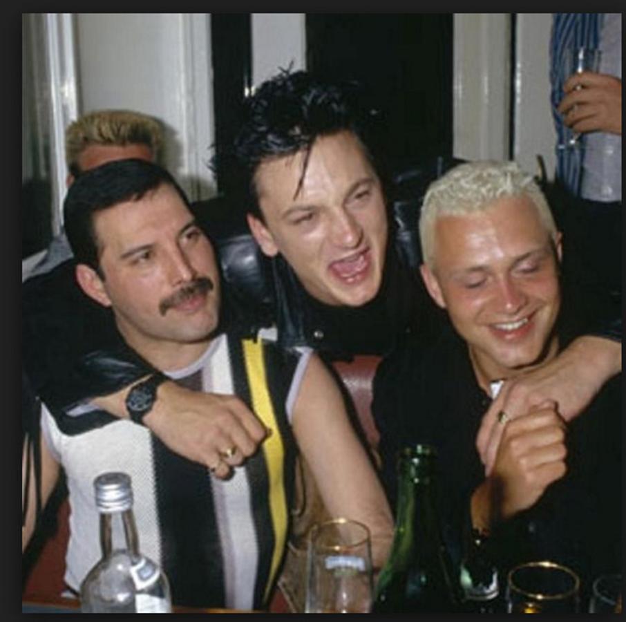 Las calabazas de Bono: El 13 de julio de 1985, durante el último concierto benéfico de Queen, Freddy Mercury intentó (sin éxito) cortejar a Bono de U2.