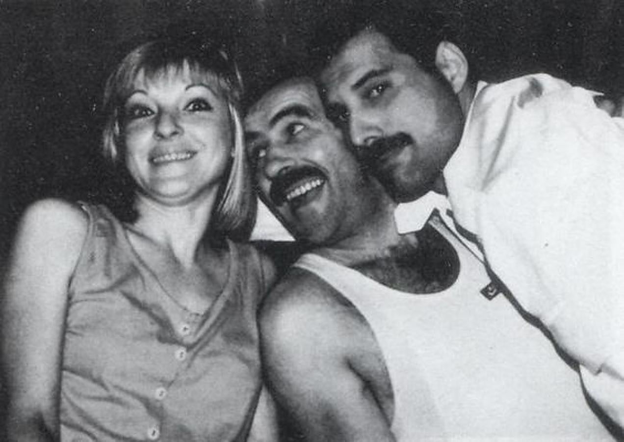 Personas de confianza: En abril de 1987, Freddie descubrió que tenía sida y solo confió la noticia a tres personas: su pareja, Jim Hutton; su exnovia y amiga de toda la vida, Mary Austin; y el mánager de Queen, Jim Beach.