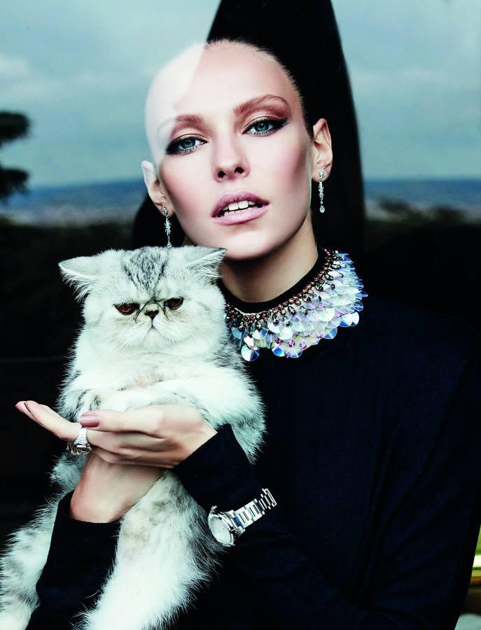 Pendientes de Pandora (120 euros), anillo de Aristrocazy (160 euros) y reloj de Tag Heuer. Jersey con collar de Marni.