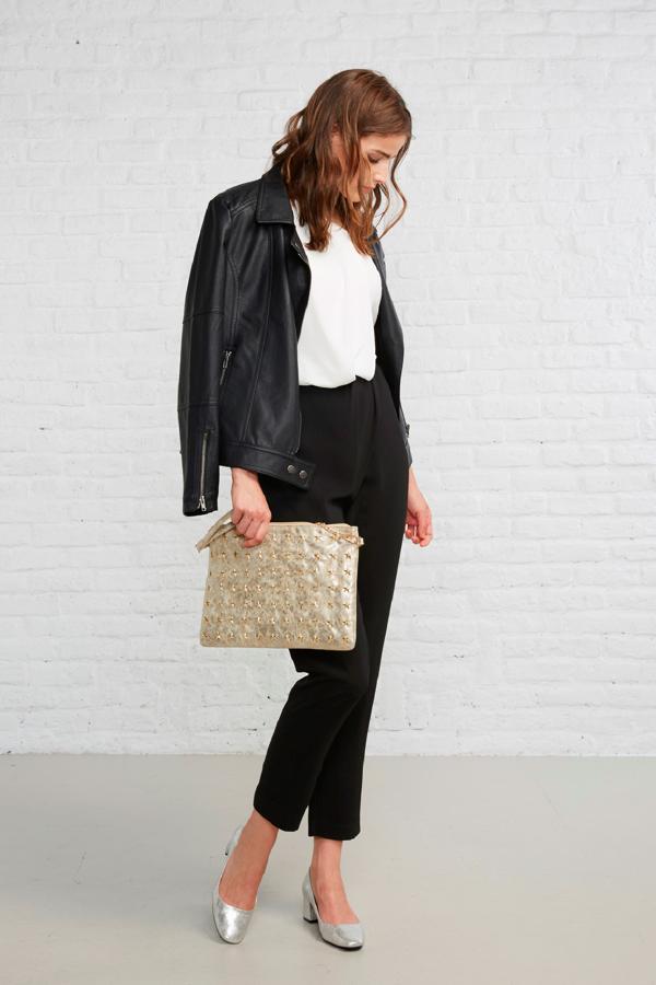 Mono bicolor de escote asimétrico.