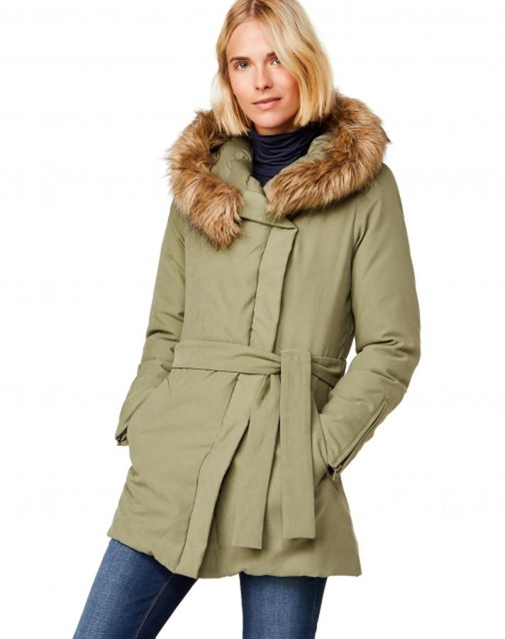 Parka verde con capucha de pelo.