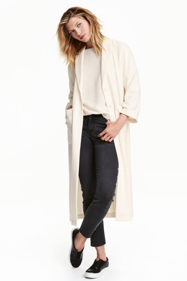 Maxi abrigo fluido en color crudo.