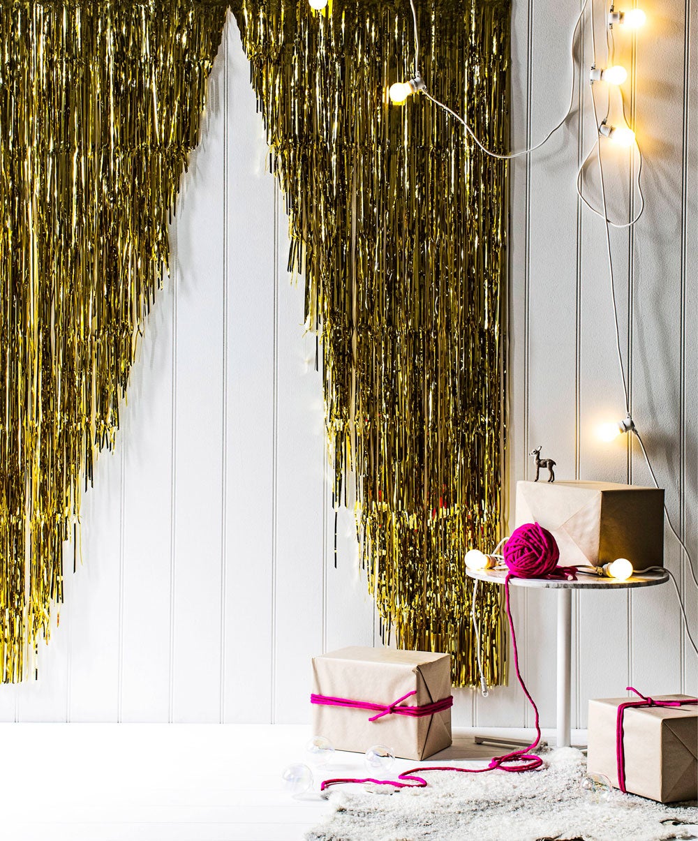 Para los más fiesteros y los que no quieren complicarse mucho decorando la casa, cortar una cortina de espumillón en forma de triáunglo bastará.