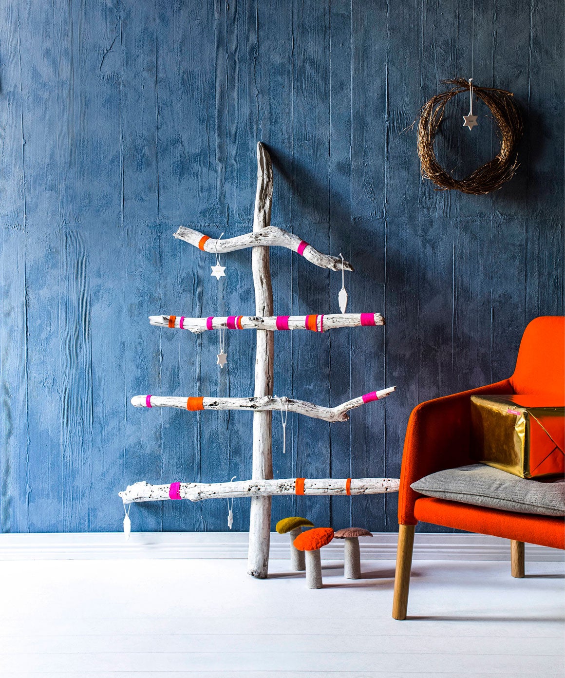 Para los amantes de la naturaleza, utilizar ramas de árboles naturales sin hojas a las que podéis dar vuestro toque pintándolas o barnizándolas es una idea también muy económica y que dependiendo del estilo de tu casa puede ser el árbol perfecto.