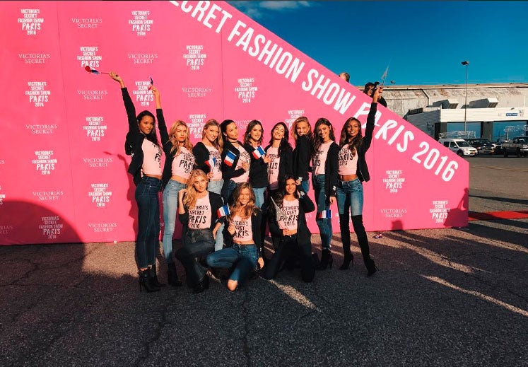 Los actuales ángeles de Victoria's Secret posan juntas desde las escaleras del avión.