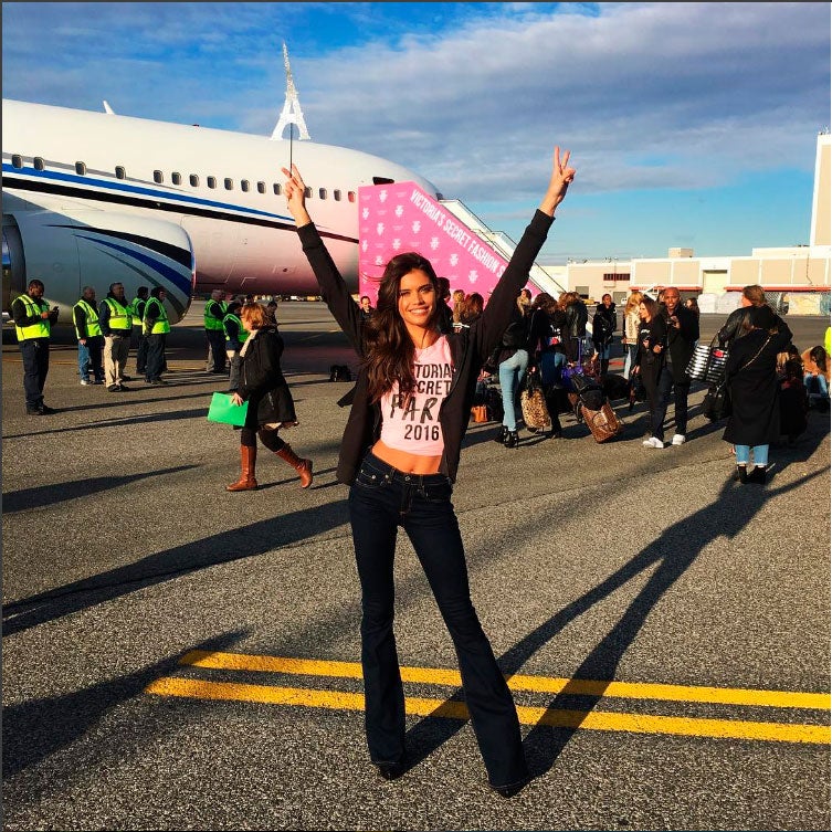 Sara Sampaio posa en solitario frente al avión.