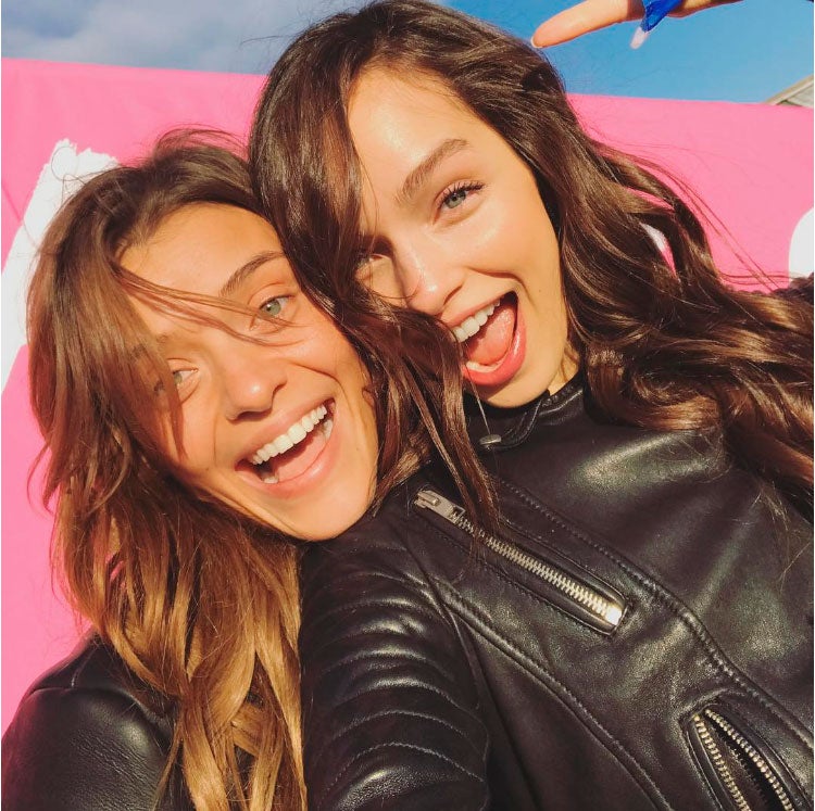 Lais Oliveira y Luma Grothe se hacen un selfie juntas.