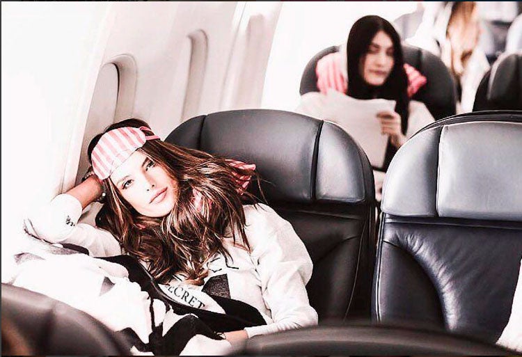 Alessandra Ambrosio antes de echarse una siesta en el avión.