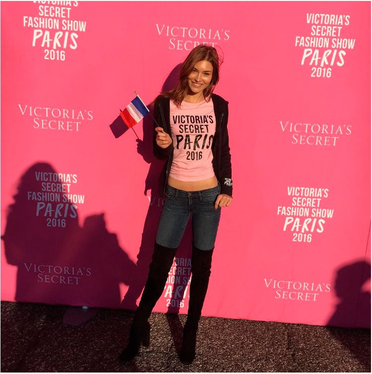 Grace Elizabeth también aprovechaba para hacerse una fotografía en solitario frente a las escaleras.