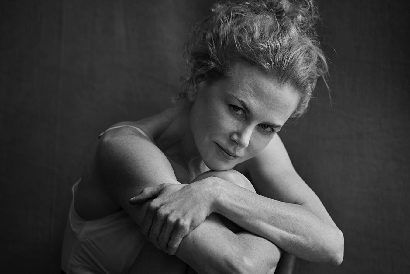 Nicole Kidman trata de quitarse de encima su imagen de frialdad con una imagen más cercana para el Calendario Pirelli 2017.