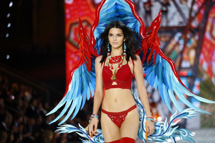 Kendall Jenner se convirtió en un Ave Fénix muy seductora.