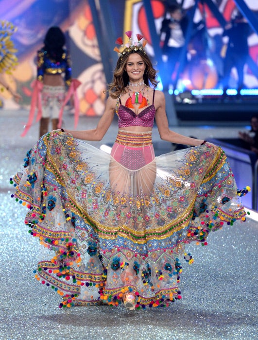 Barbara Fialho sobre la pasarela del Grand Palais.