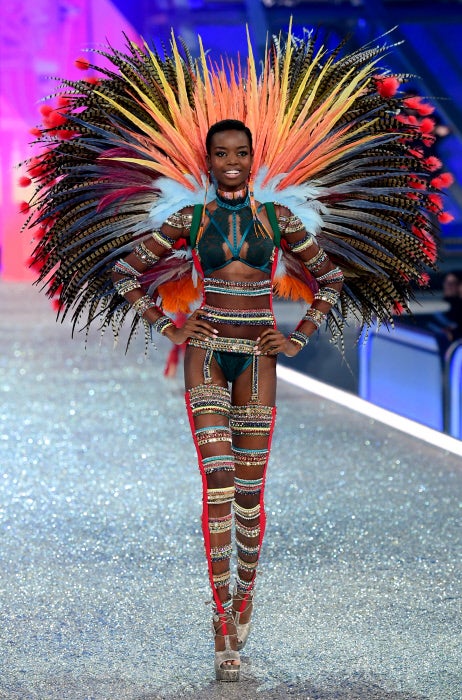 Maria Borges con uno de los looks más espectaculares de la noche.