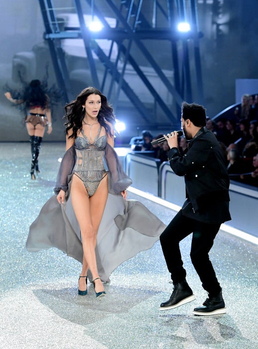 Sin duda, uno de los momentazos de la noche: Bella Hadid y su ex, el cantante de The Weeknd.
