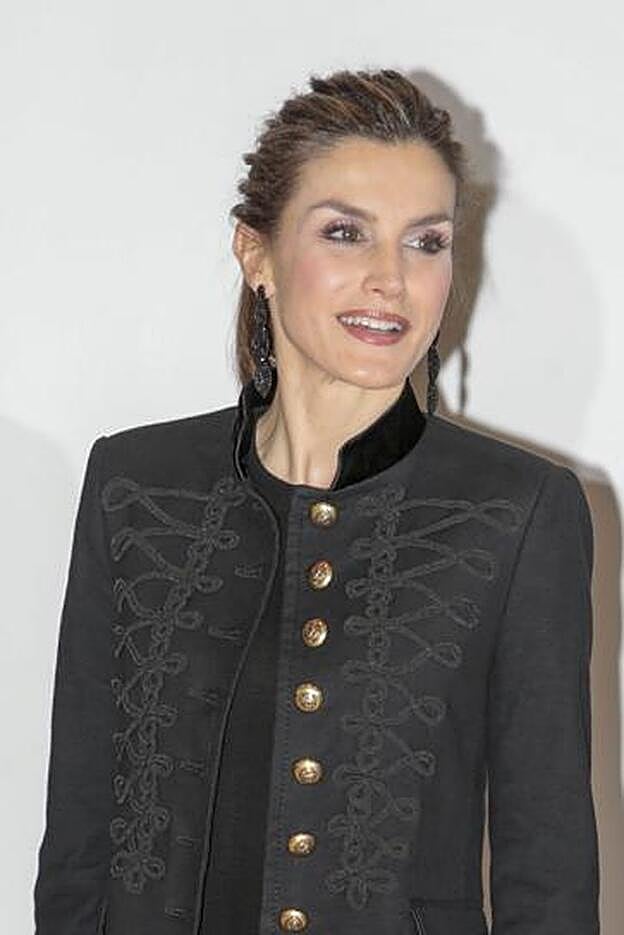 La reina Letizia, en la visita oficial en Portugal, ha lucido varios beauty looks que nos han encantado. Nos quedamos con esta coleta alta envuelta que ha combinado con un suave maquillaje de ojos rosas y labios brillantes con gloss.