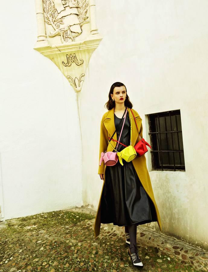 Vestido de Céline, gabardina de Sportmax y zapatos de Dior. Minibolsos modelo Elefante y pendientes de Loewe. Medias de Cóndor.