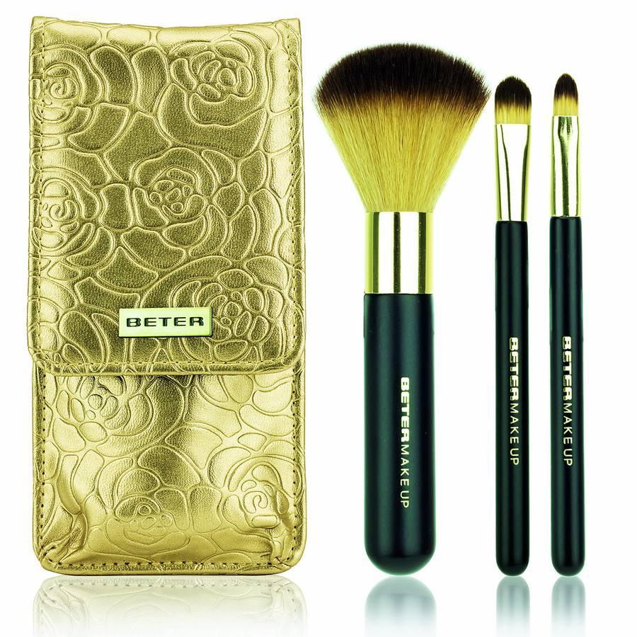 El regalo perfecto es, muchas veces, el más práctico. Y si viene en un estuche dorado, será un acierto seguro. Por eso, la firma de herramientas de belleza Beter ha ideado este kit de brochas para regalar. Con ellas puedes retocarte el maquillaje en cualquier momento, pero con estilo. www.beter.es.