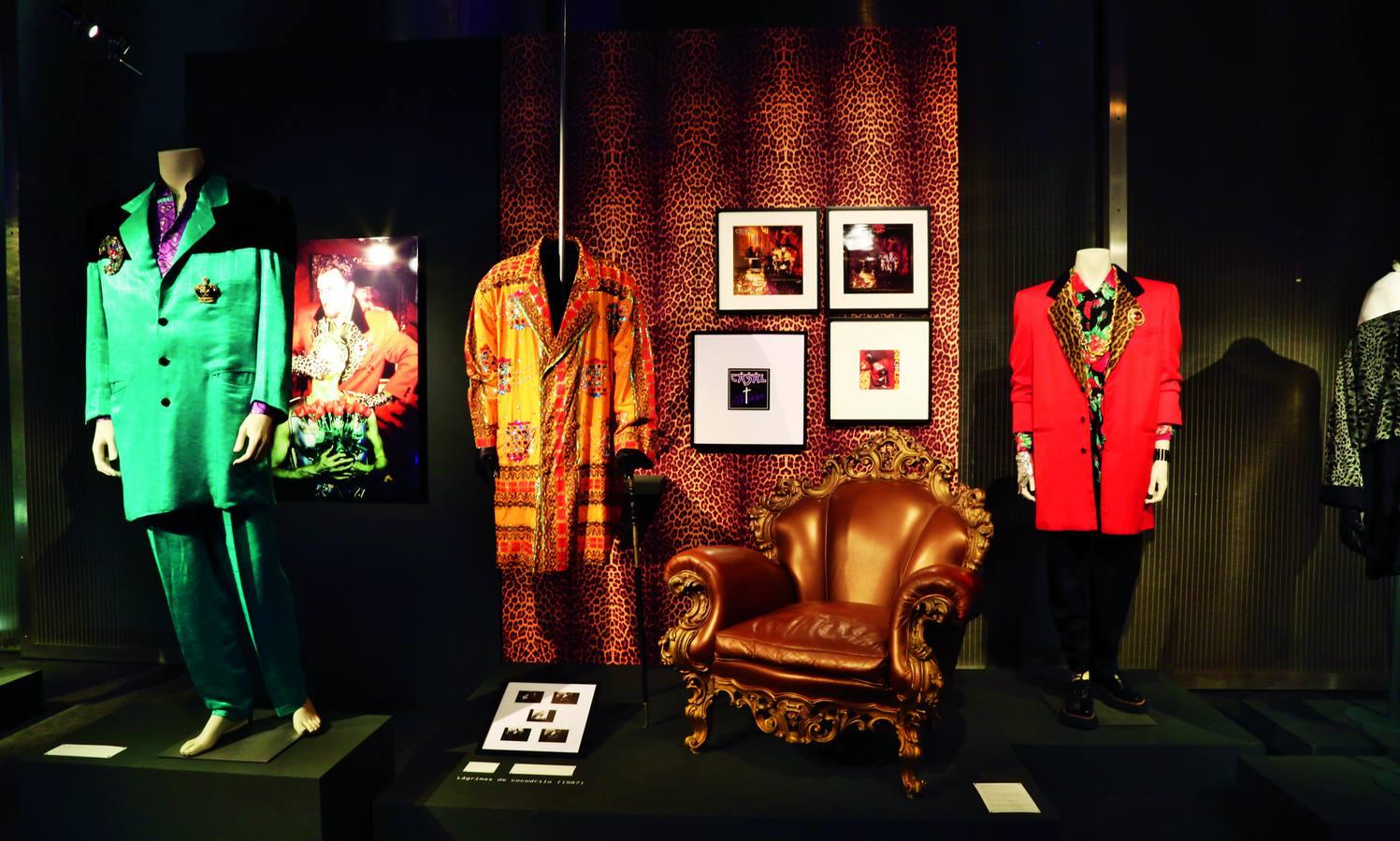 Con él llegó el escándalo. Descarado, atrevido y artista polifacético. El Museo del Traje rinde un homenaje al cantante Tino Casal con una muestra de 200 piezas de trajes, accesorios y obras de arte creadas por él. Sin duda, la mejor representación de la movida madrileña.