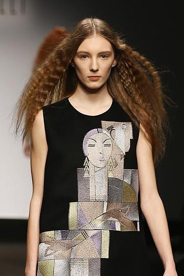 Modelo con el pelo frito en el desfile de Alberto Zambelli durante la Semana de la Moda de Milán Otoño/Invieno 2015.