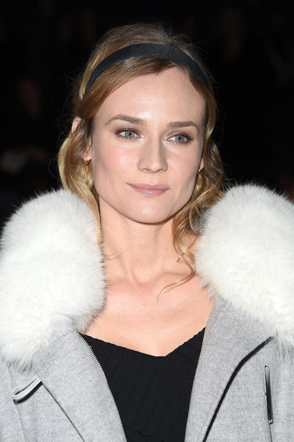 Las diademas, las horquillas, los pasadores… se vuelven a llevar. Elige un accesorio para adornar tu pelo, ya sea suelto o recogido. No vas a una boda, así que te recomendamos que sea algo discreta como la cinta negra que lleva Diane Kruger.