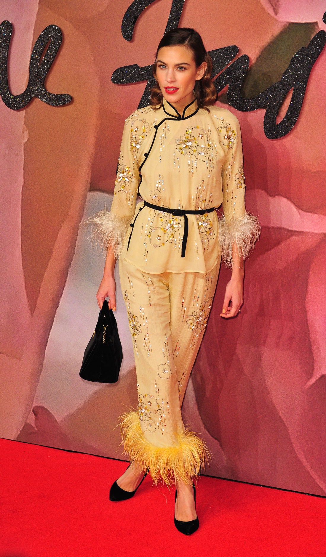 La It-Girl y presentadora británica Alexa Chung estogía este look de estilo oriental.